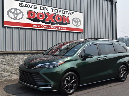 Certified 2025 Toyota Sienna Platinum AWD/4WD image 1