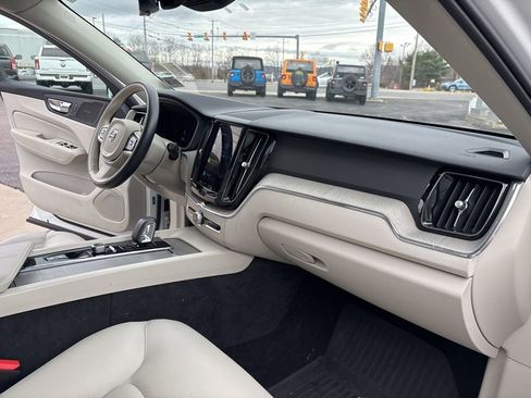 Used 2023 Volvo XC60 B5 Plus image 35