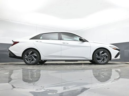 Used 2025 Hyundai Elantra Sport image 14