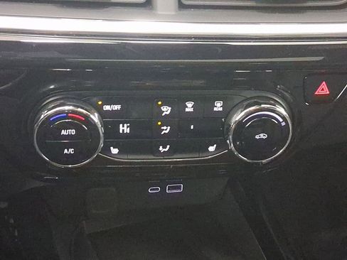 Used 2025 Chevrolet Trax RS w/ Sunroof Package image 14