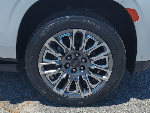 Used 2023 GMC Yukon XL Denali Ultimate AWD/4WD image 9