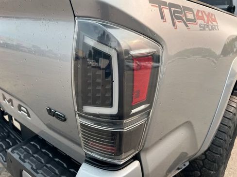 Used 2017 Toyota Tacoma TRD Sport AWD/4WD image 12