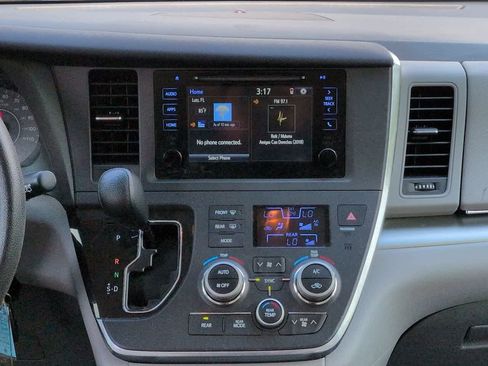 Used 2016 Toyota Sienna LE FWD image 18