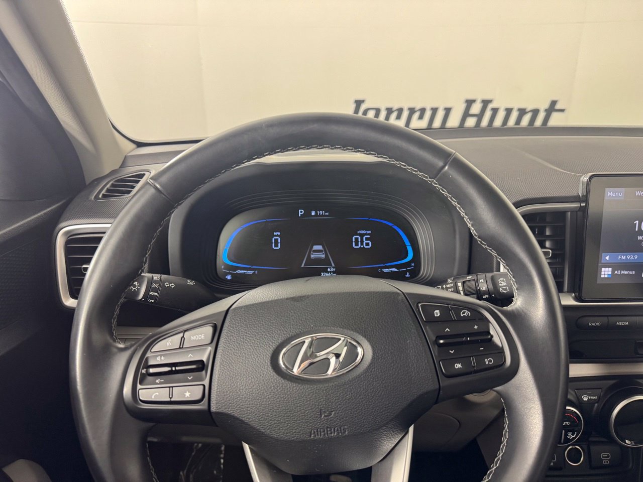 Used 2025 Hyundai Venue SEL FWD image 17