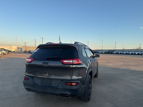 Used 2018 Jeep Cherokee Latitude w/ Altitude Package image 18