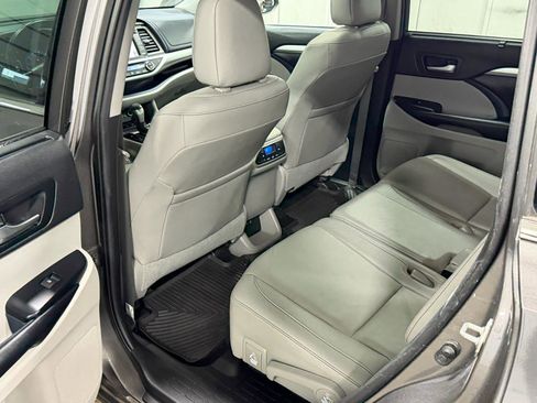 Used 2019 Toyota Highlander XLE AWD/4WD image 11