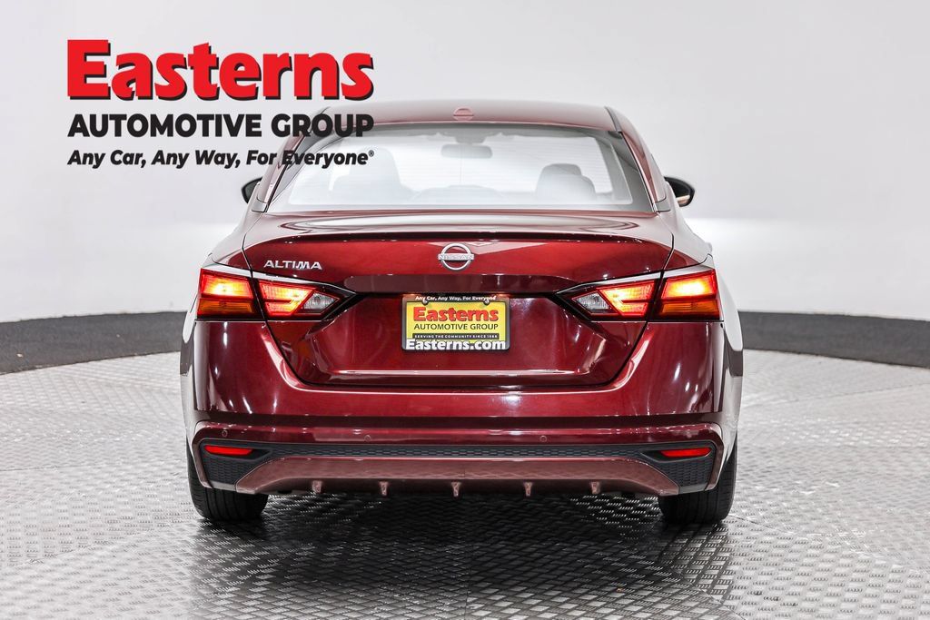 Used 2025 Nissan Altima 2.5 SV FWD image 8