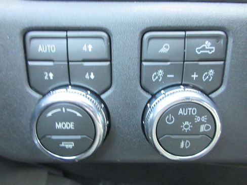 New 2026 GMC Sierra 3500 SLE image 17