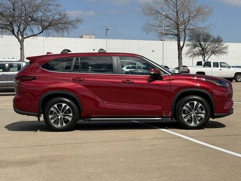 Certified 2025 Toyota Highlander XLE image 3