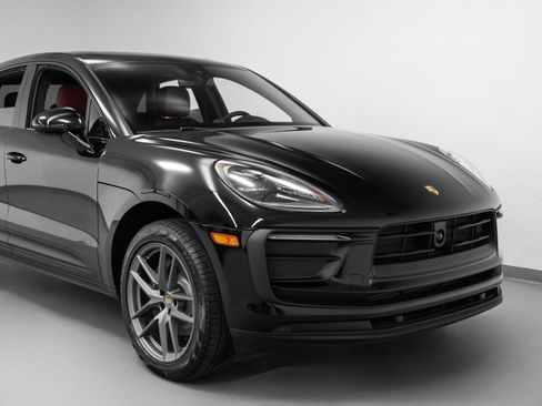 Certified 2025 Porsche Macan image 9