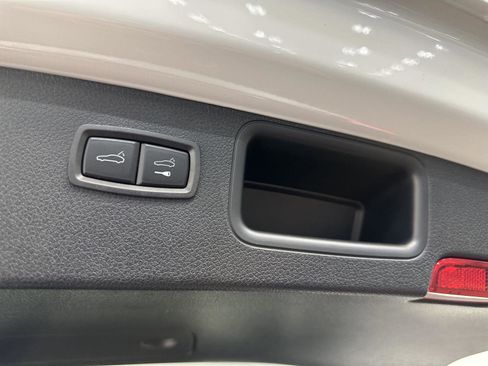 Certified 2025 Porsche Macan AWD/4WD image 37