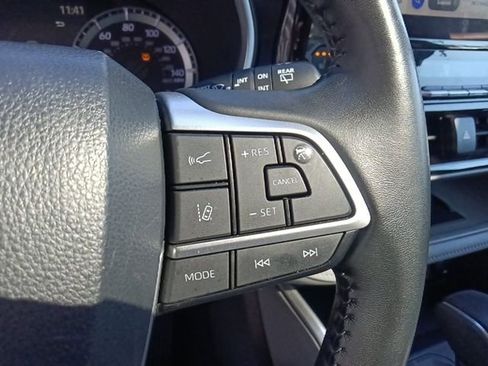 Used 2023 Toyota Highlander XLE image 19