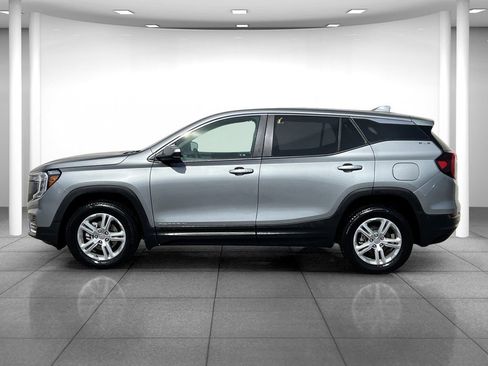 Used 2024 GMC Terrain SLE image 2