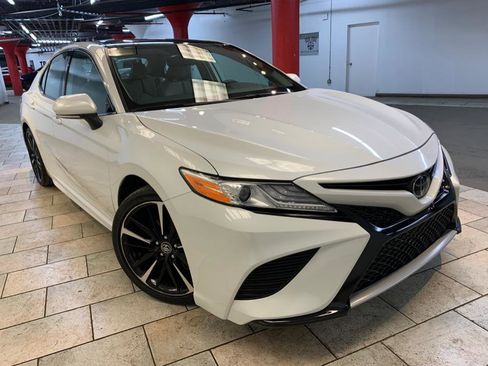 Used 2020 Toyota Camry XSE image 3