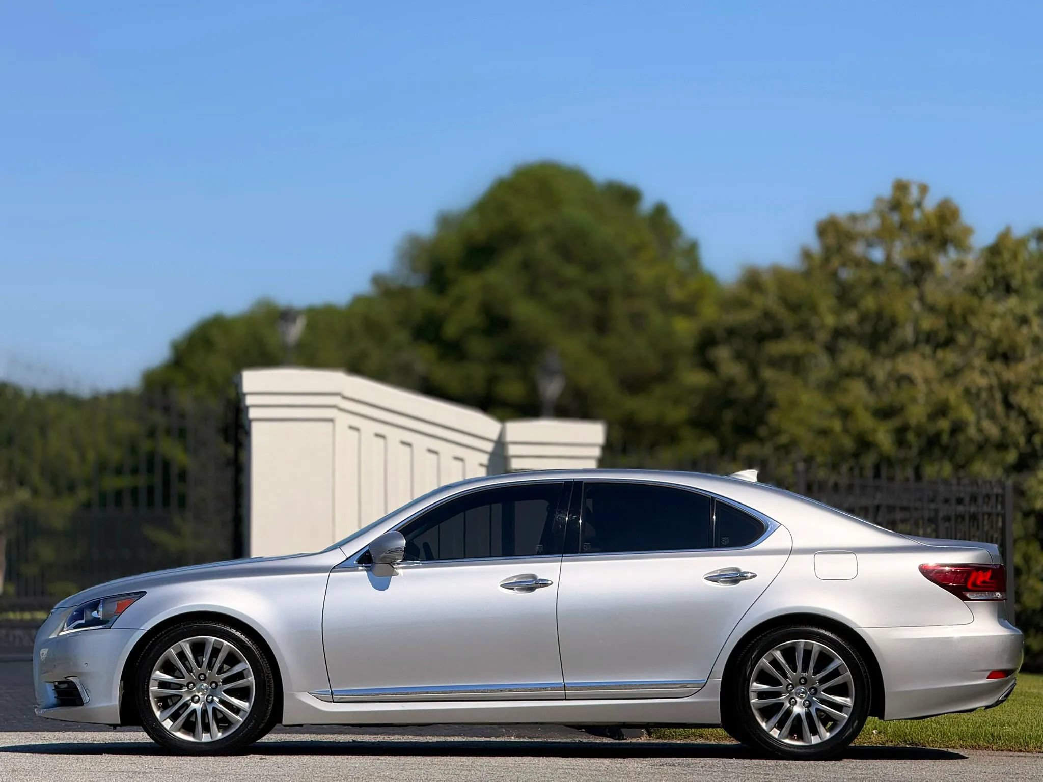 Used 2015 Lexus LS 460 w/ Comfort Package RWD image 7