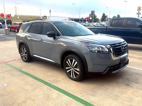 Used 2024 Nissan Pathfinder Platinum w/ Cargo Package FWD image 4