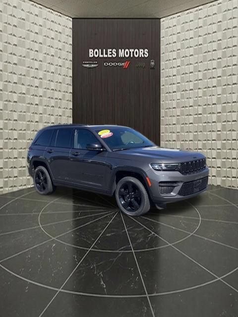 Used 2023 Jeep Grand Cherokee Altitude AWD/4WD image 2