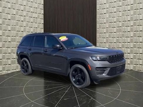 Used 2023 Jeep Grand Cherokee Altitude AWD/4WD image 2
