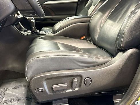 Used 2019 Toyota Highlander XLE image 16