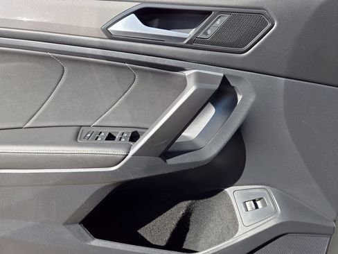 Used 2024 Volkswagen Tiguan SE AWD/4WD image 18