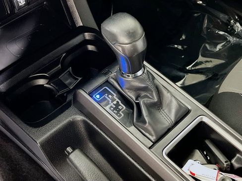 Certified 2022 Toyota Tacoma TRD Off-Road AWD/4WD image 16