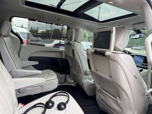 Used 2017 Chrysler Pacifica Limited FWD image 9