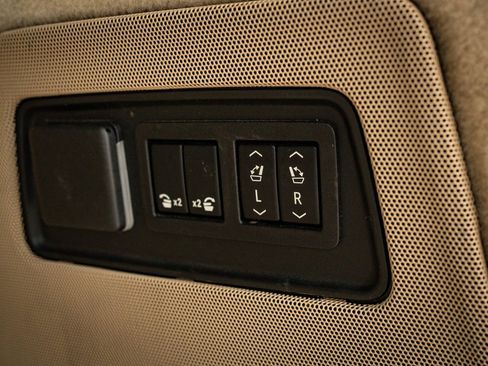 Used 2021 Cadillac Escalade ESV Premium Luxury image 25