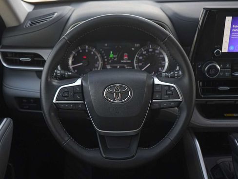 Used 2023 Toyota Highlander XLE FWD image 16