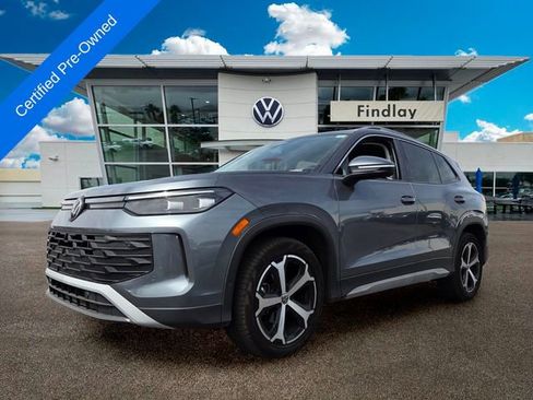 Certified 2025 Volkswagen Tiguan SE FWD image 2