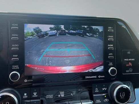 Used 2022 Toyota Highlander XLE AWD/4WD image 14