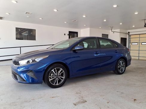Used 2023 Kia Forte LXS w/ LXS Technology Package FWD image 2