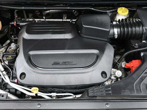 Used 2022 Chrysler Voyager LX FWD image 7