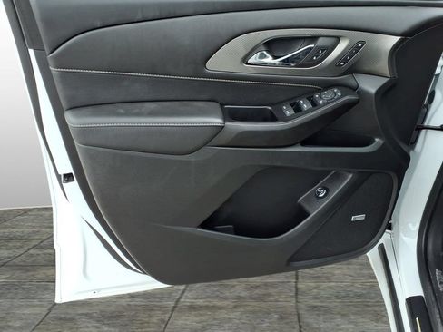 Used 2023 Chevrolet Traverse Premier FWD image 11