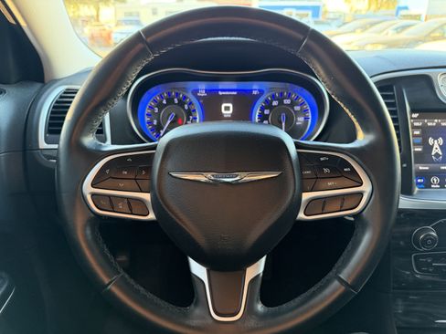 Used 2018 Chrysler 300 Touring L image 12