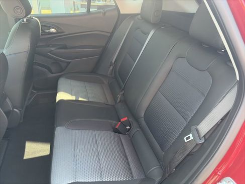 Used 2025 Chevrolet Trax LT w/ LT Convenience Package FWD image 12