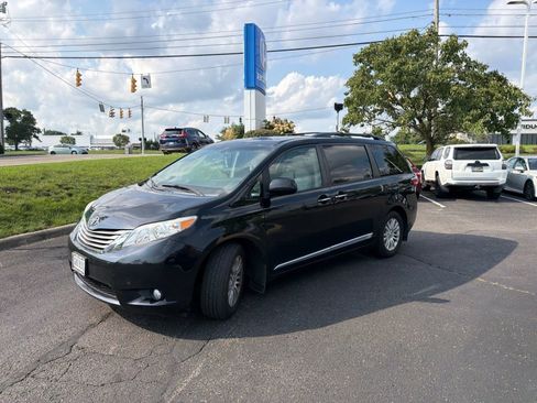 Used 2017 Toyota Sienna XLE Premium w/ Protection Package FWD image 4