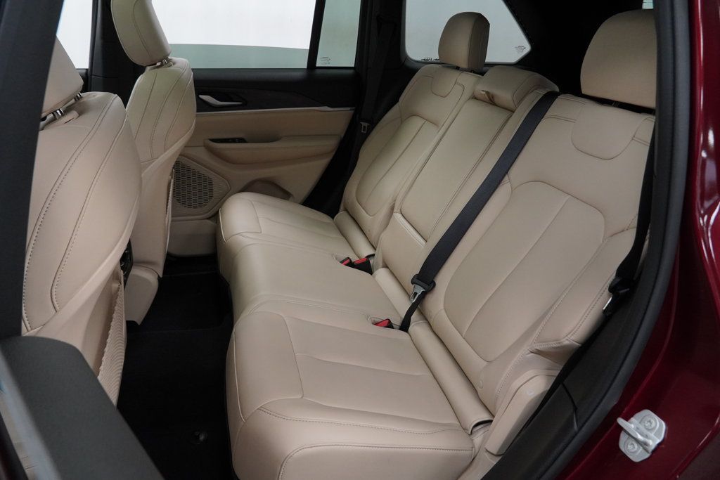 Certified 2025 Jeep Grand Cherokee Limited AWD/4WD image 11