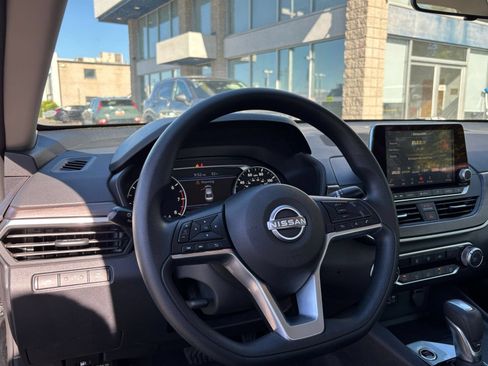 Used 2025 Nissan Altima 2.5 SV FWD image 35
