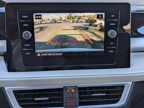 Used 2025 Volkswagen Taos SE w/ Panoramic Sunroof Package image 12