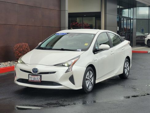 Used 2017 Toyota Prius Two image 8