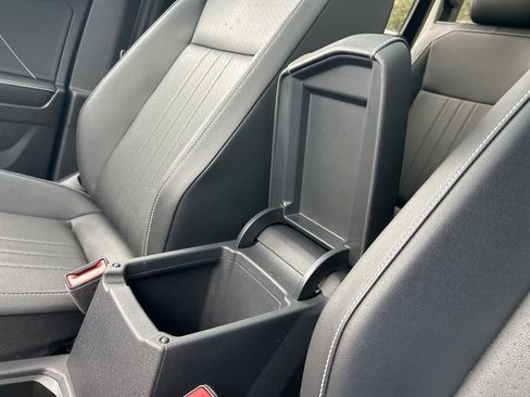 Used 2023 Volkswagen Tiguan SE image 37