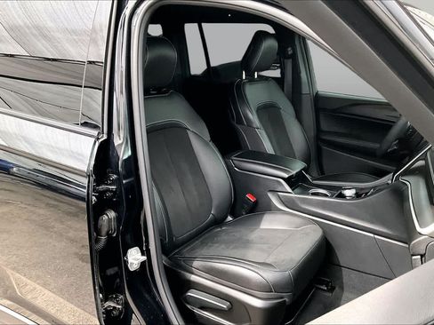 Used 2025 Jeep Grand Cherokee Altitude RWD image 9