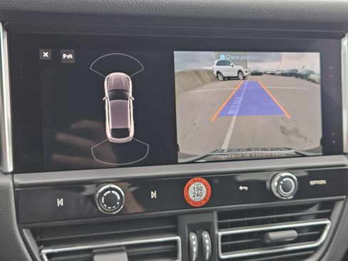 Certified 2025 Porsche Macan image 18