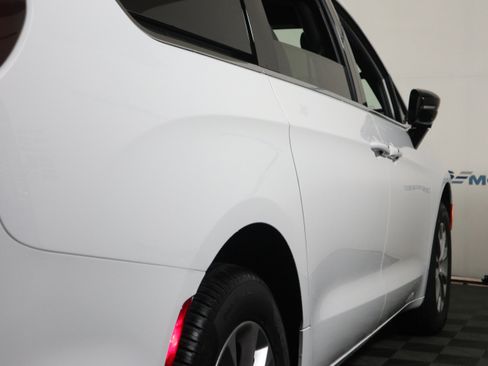 New 2026 Chrysler Pacifica Select image 5