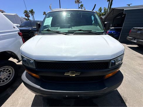Used 2018 Chevrolet Express 2500 w/ Driver Convenience Package RWD image 2