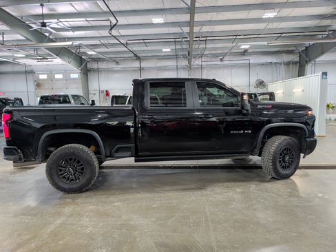 Used 2025 Chevrolet Silverado 2500 ZR2 w/ Technology Package AWD/4WD image 2