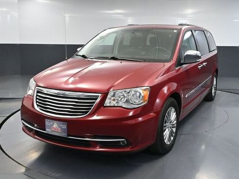 Used 2016 Chrysler Town & Country Touring-L FWD image 12