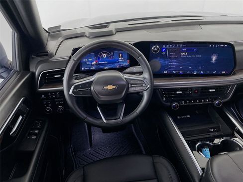 Used 2025 Chevrolet Suburban LT w/ Comfort Package image 27