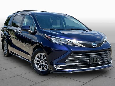 Used 2021 Toyota Sienna XLE FWD image 3