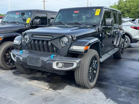 Used 2023 Jeep Wrangler Unlimited Sahara w/ Cold Weather Group AWD/4WD image 2